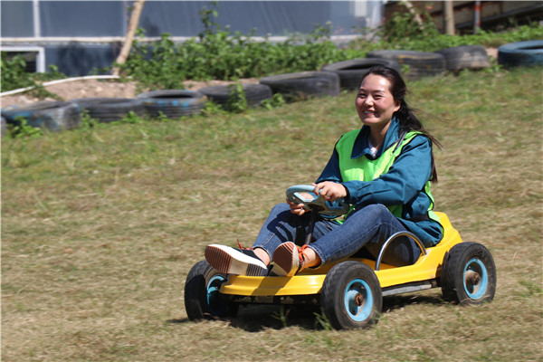 ▲图为欧博abg内贸部“草地卡丁车”环节